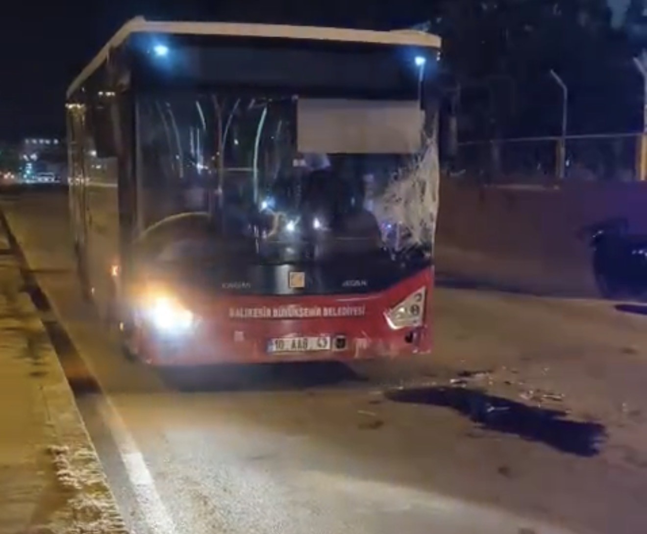 Bandırma'da Ters Yönde Giden Otobüsle Motosiklet Çarpıştı, Genç Sürücü Yaralı