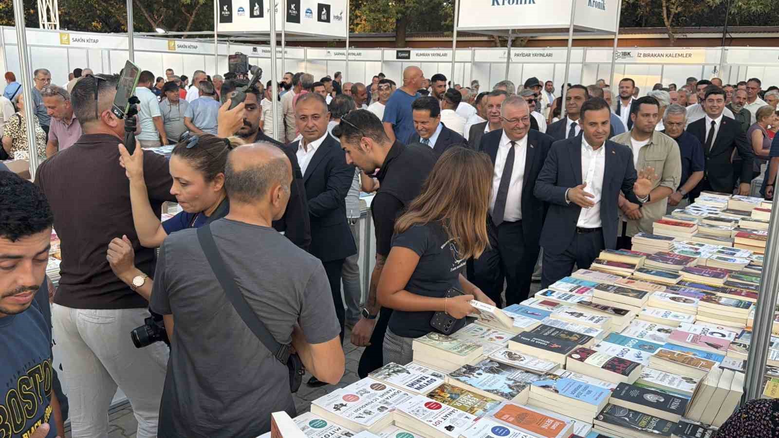 Edremit Kitap Fuarı Kitapseverlerle Buluştu
