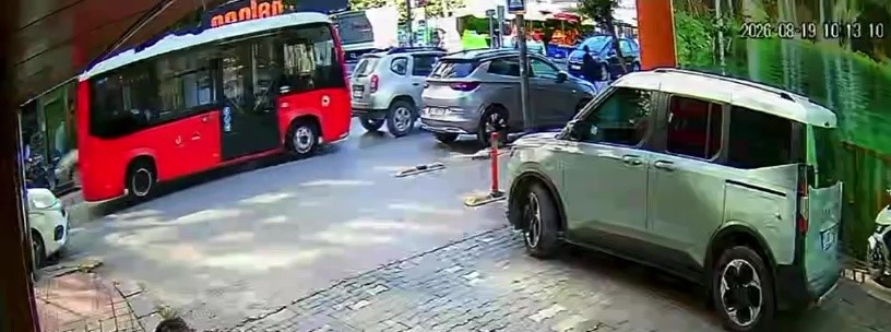 Bandırma'da Minibüs Yayaya Yol Veren Araca Çarptı
