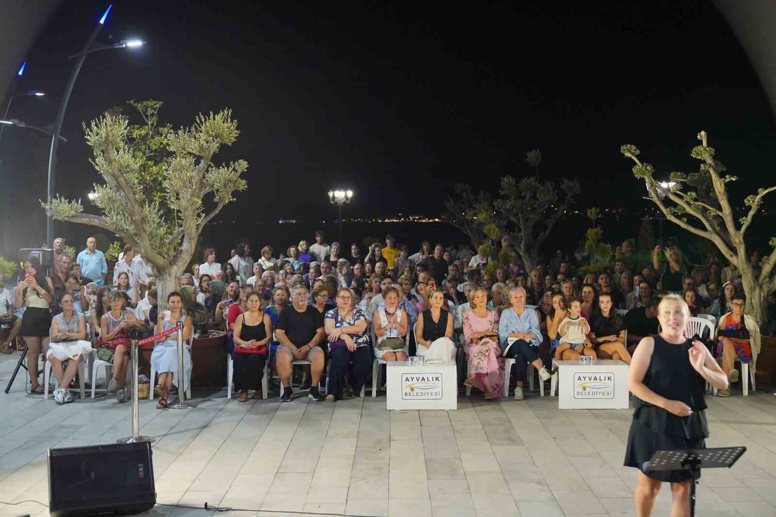 Ayvalık’ın Gümrük Meydanı, Sanatseverlerin Yeni Gözdesi Oldu