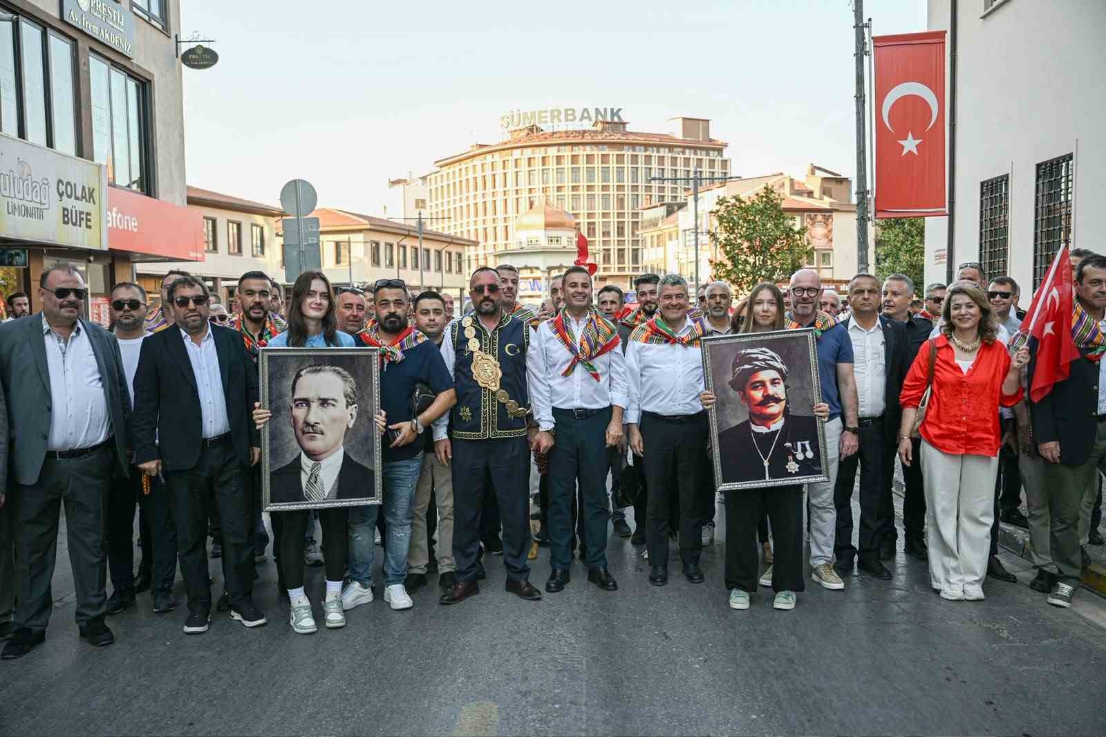 Kurtdereli Mehmet Pehlivan Yağlı Güreşleri'nde Renkli Kortej Yürüyüşü