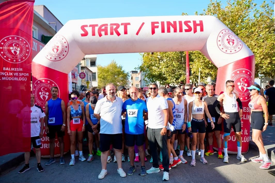 Gömeç’te Dostluk Yol Koşusu Rüzgar Gibi Geçti: 563 Sporcu Yarıştı