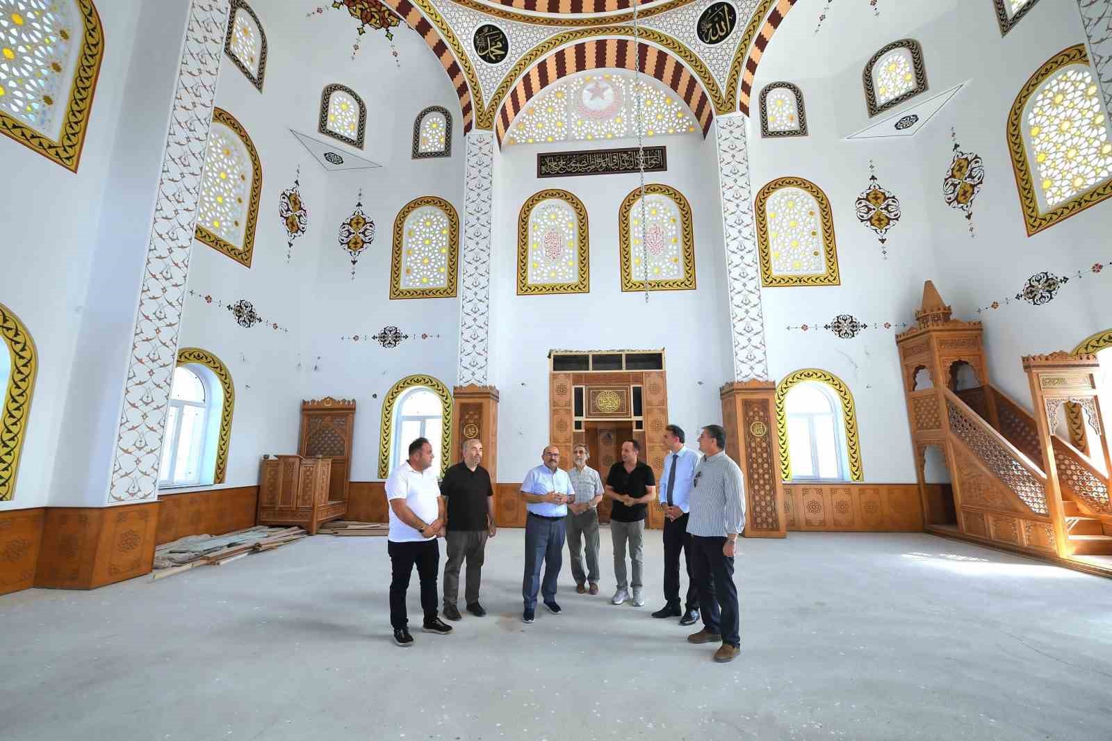 Vali Ustaoğlu, Edremit’teki Cami İnşaatını Yerinde İnceledi