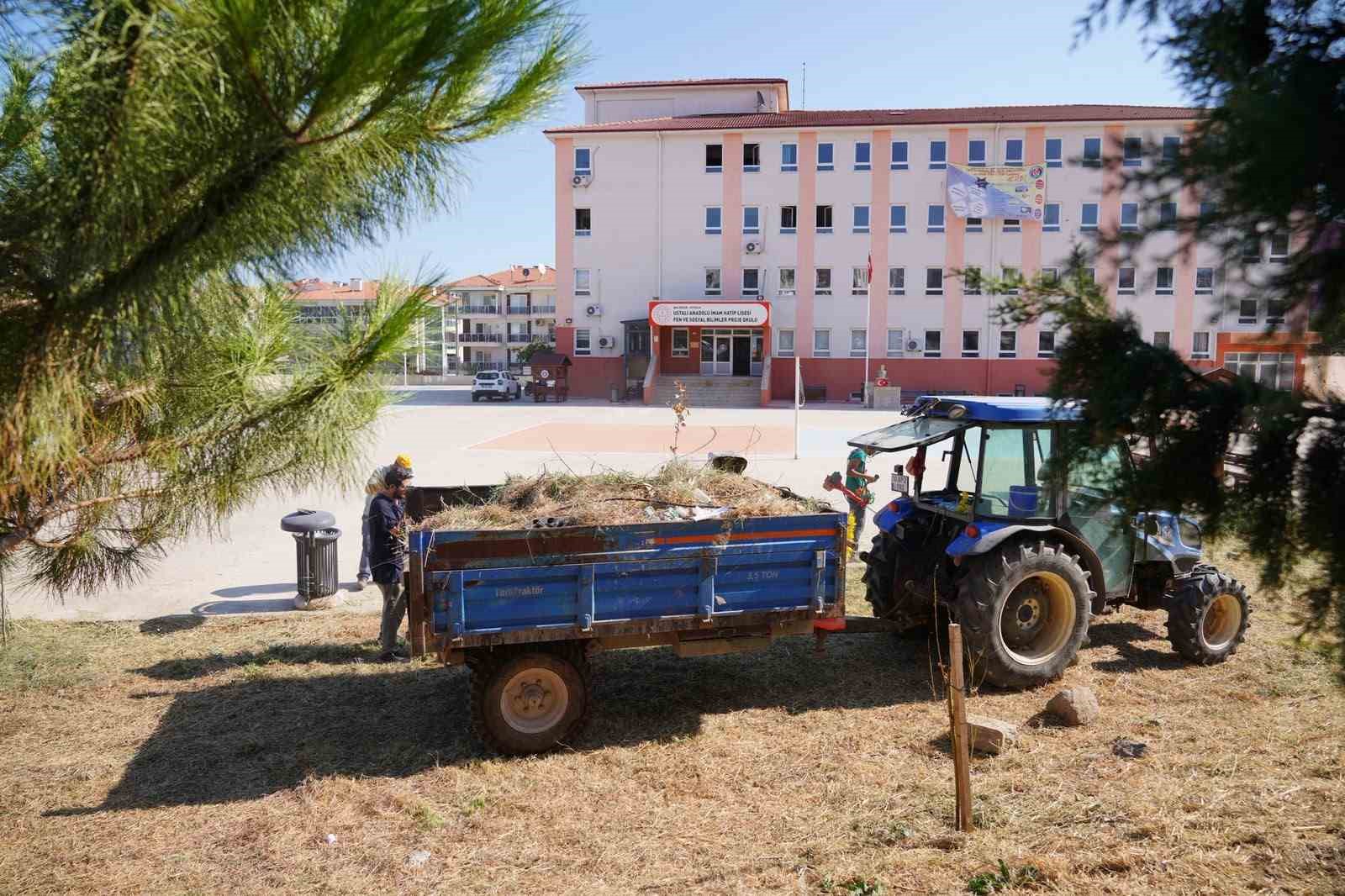 Okul Bahçeleri Temizleniyor: Ayvalık'ta Eğitim Yılı Hazırlıkları Sürüyor