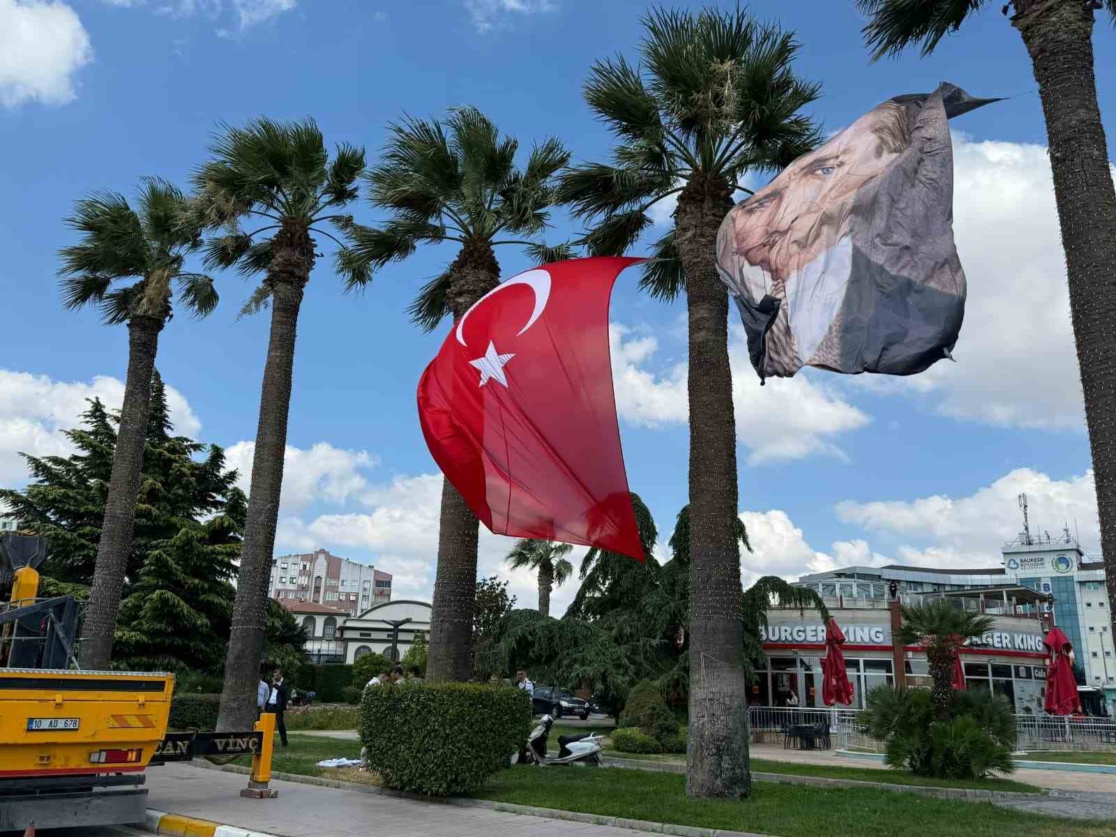 Balıkesir'de Cumhurbaşkanı Erdoğan'ın Fotoğrafı Bayrağın Yanında Yerini Aldı