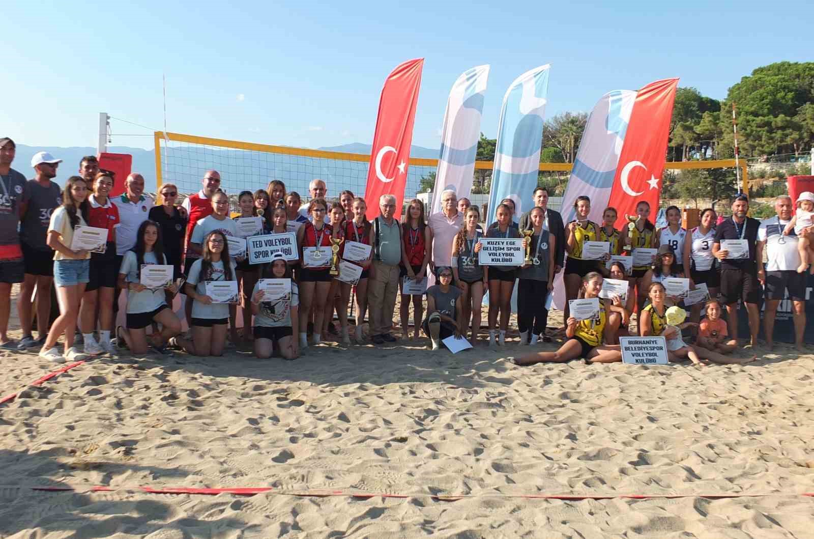 Burhaniye'de Voleybol Tutkusu: Yıldız Kızlar Turnuvası Coşkuyla Gerçekleşti