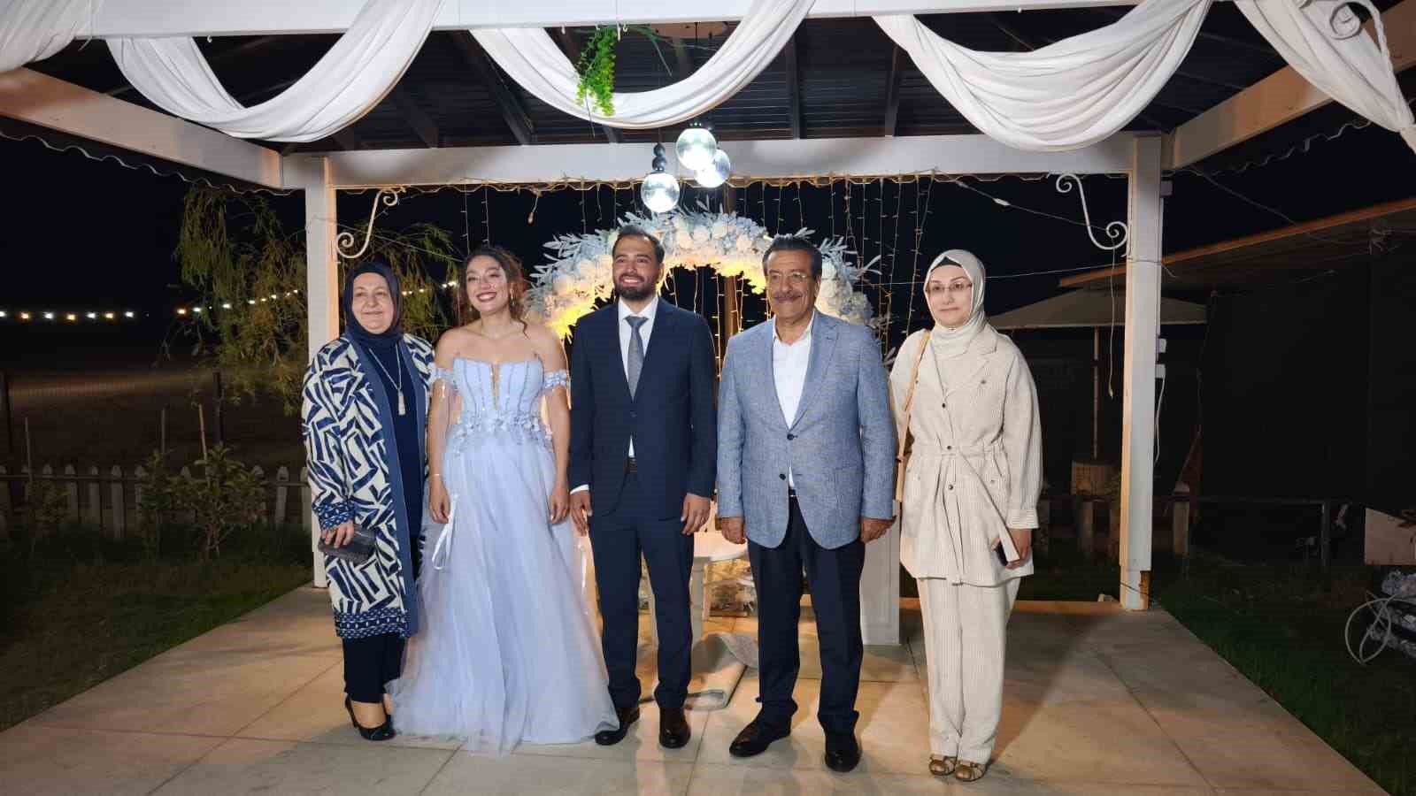 Burhaniye'de genç aşıkların nişan yüzüklerini kaymakam taktı