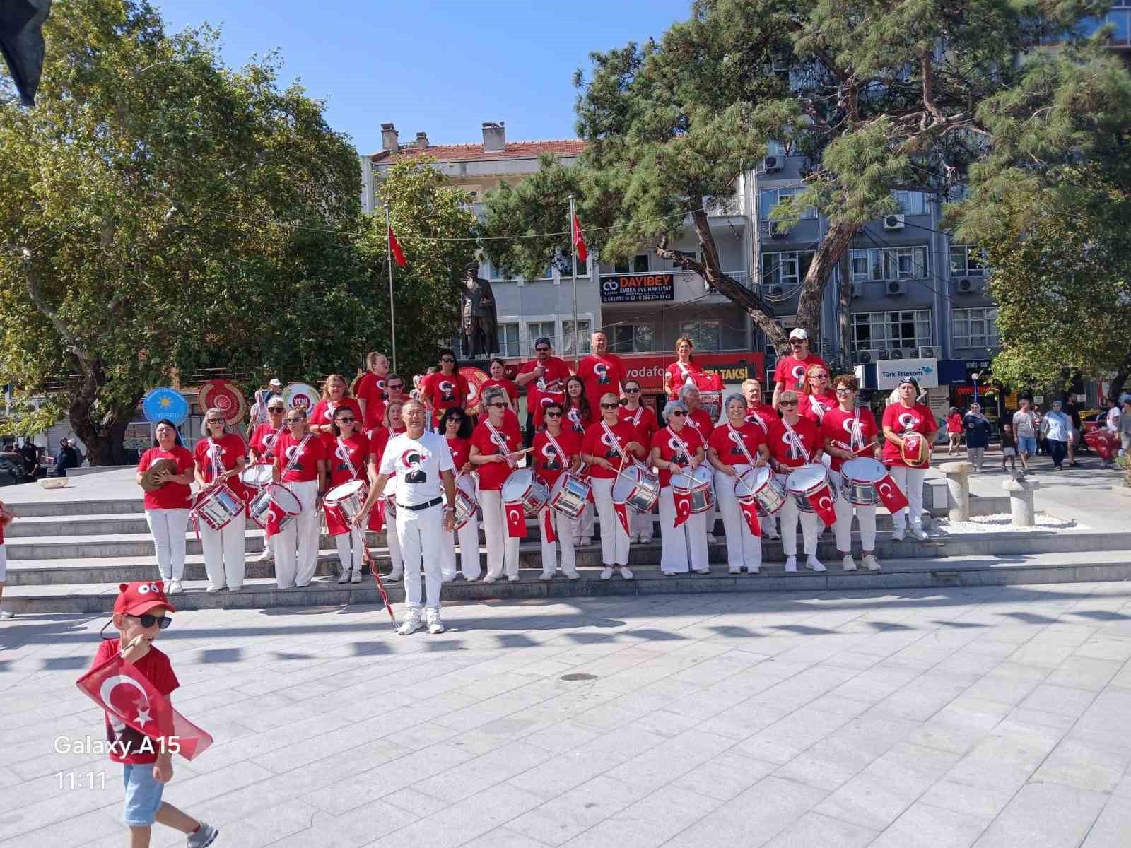 Burhaniye'de Özgür Kanatlar Halk Bandosu ile Zafer Bayramı Coşkusu