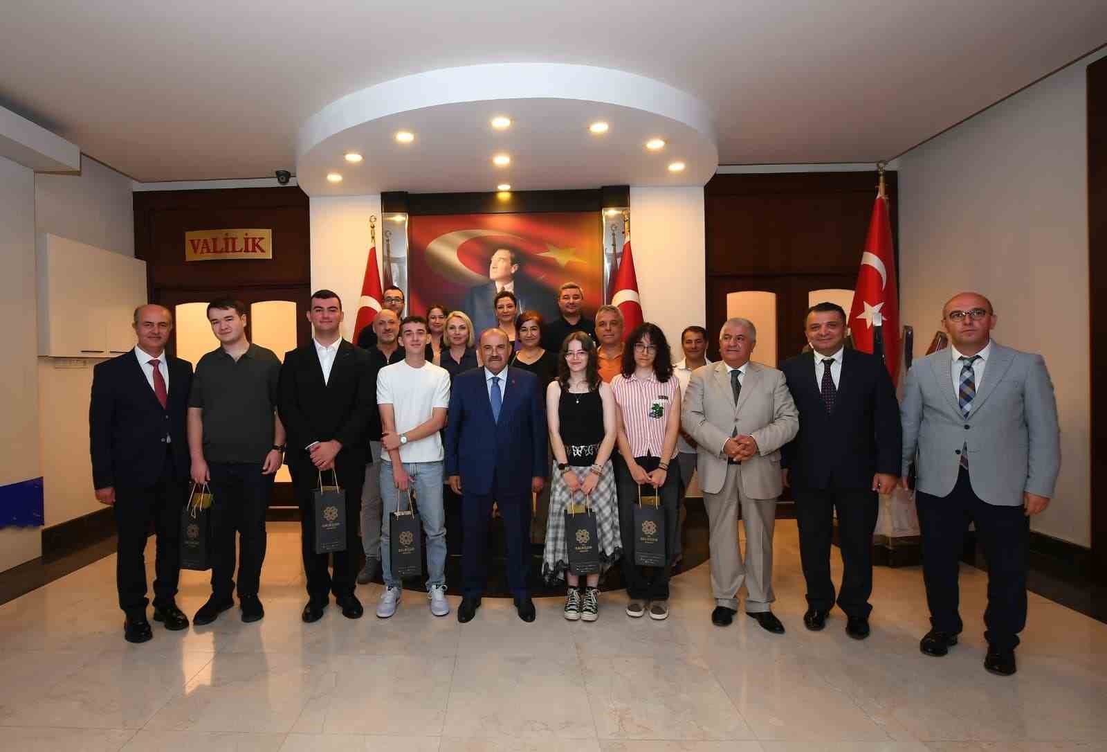 Başarılı Öğrenciler Vali Ustaoğlu'ndan Tebrik Aldı