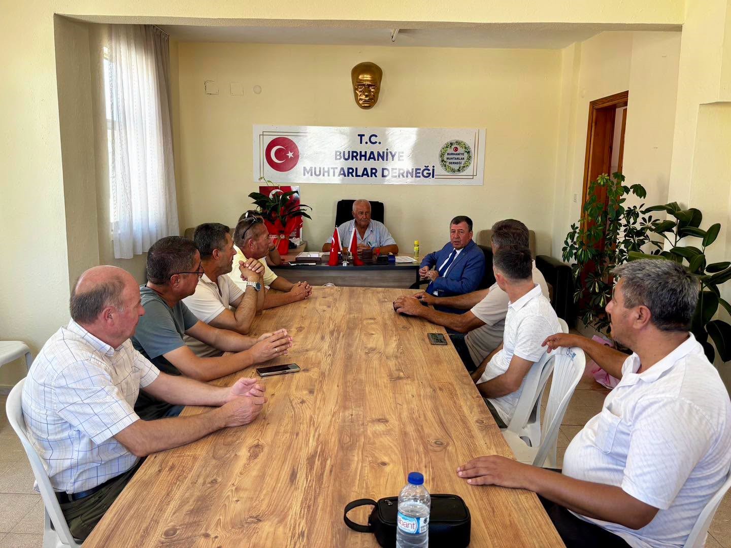 Burhaniye'de Muhtarlar Bir Araya Geldi