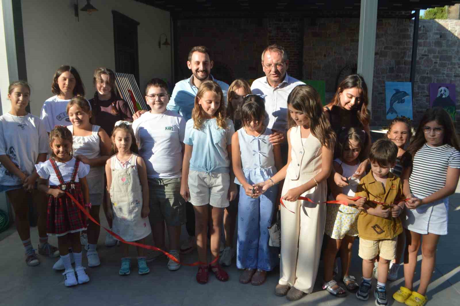 Cunda'da Minik Sanatçılar Büyüledi