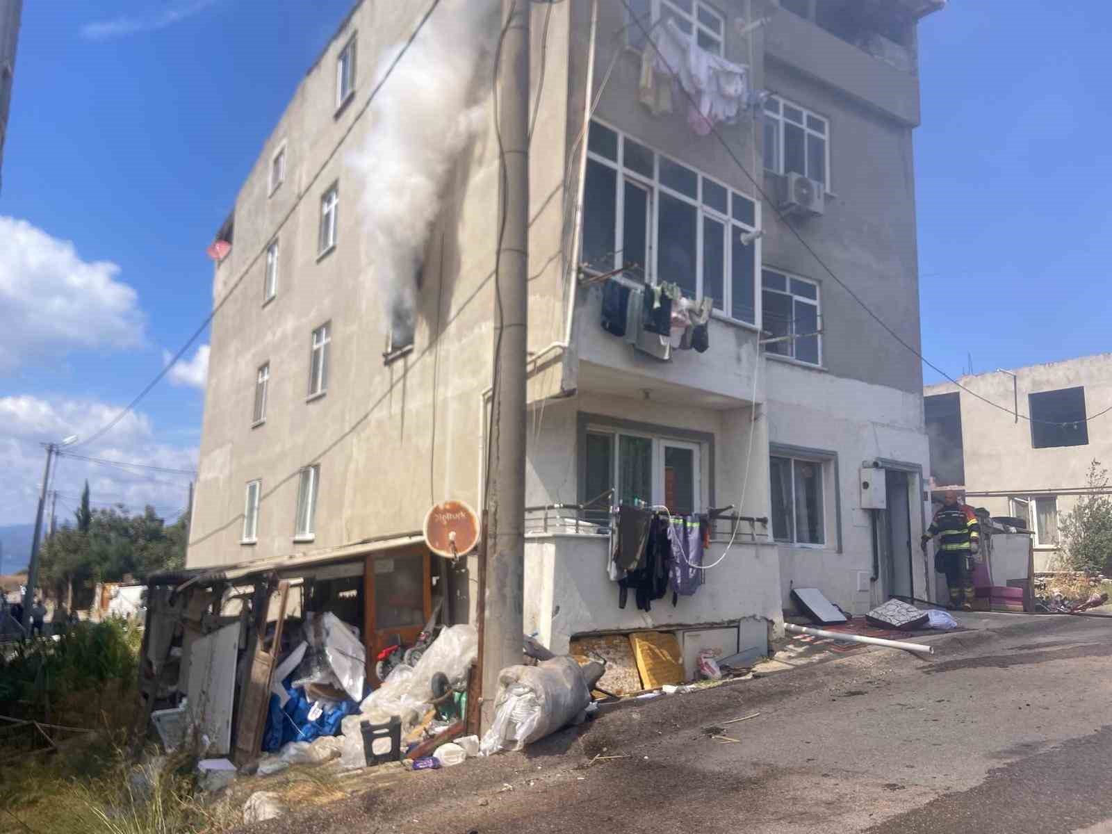 Bandırma'da Apartman Yangını Korkutmadı, İtfaiye Zamanında Müdahale Etti