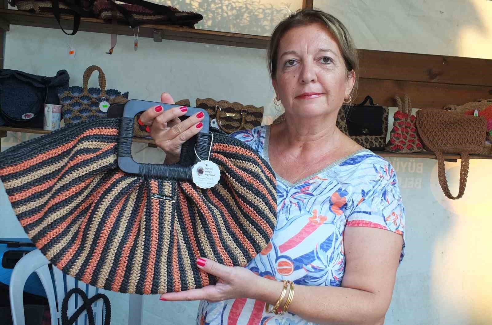 Burhaniye’de Kağıt İple Örülen Çantalar Göz Kamaştırıyor