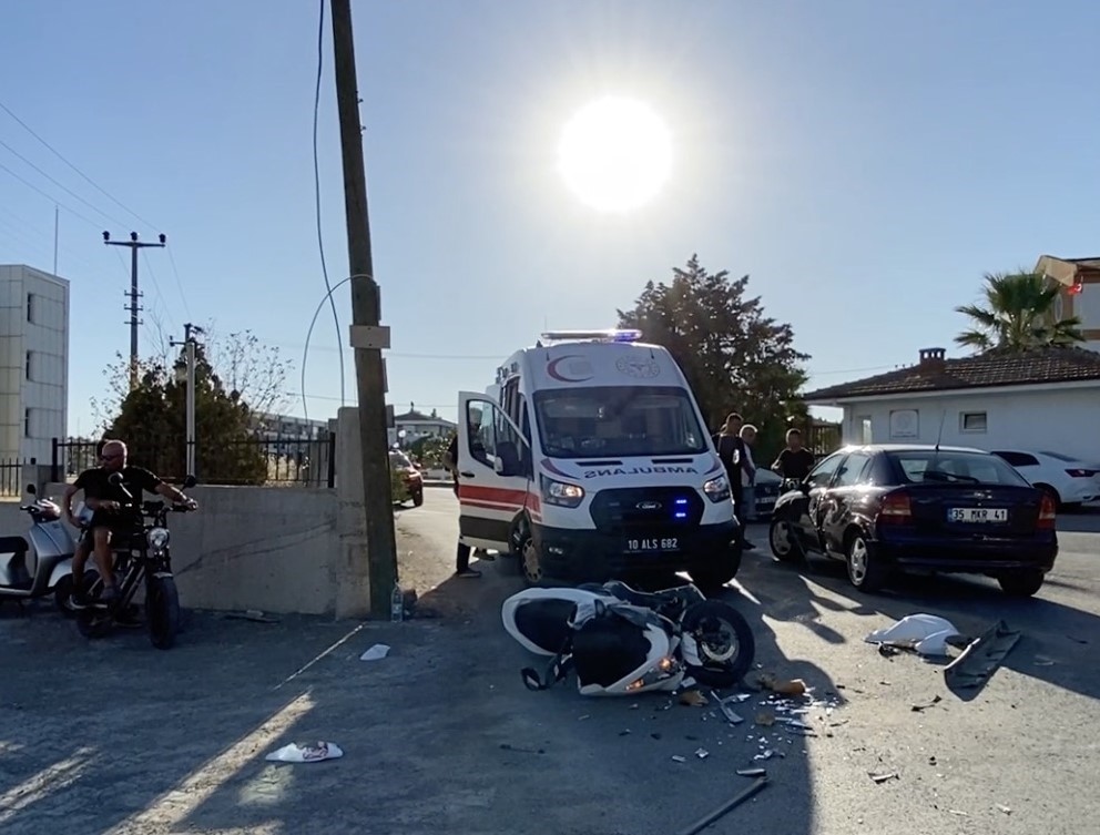 Ayvalık'ta Tali Yolda Motosiklet ve Otomobil Çarpıştı: 1 Yaralı