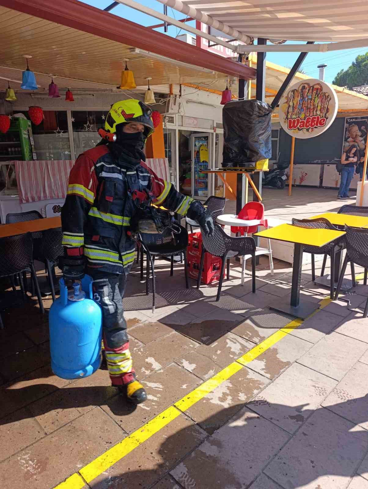 Burhaniye'de Alevler İçinde Kalan İşyerindeki Yangın Korkuttu