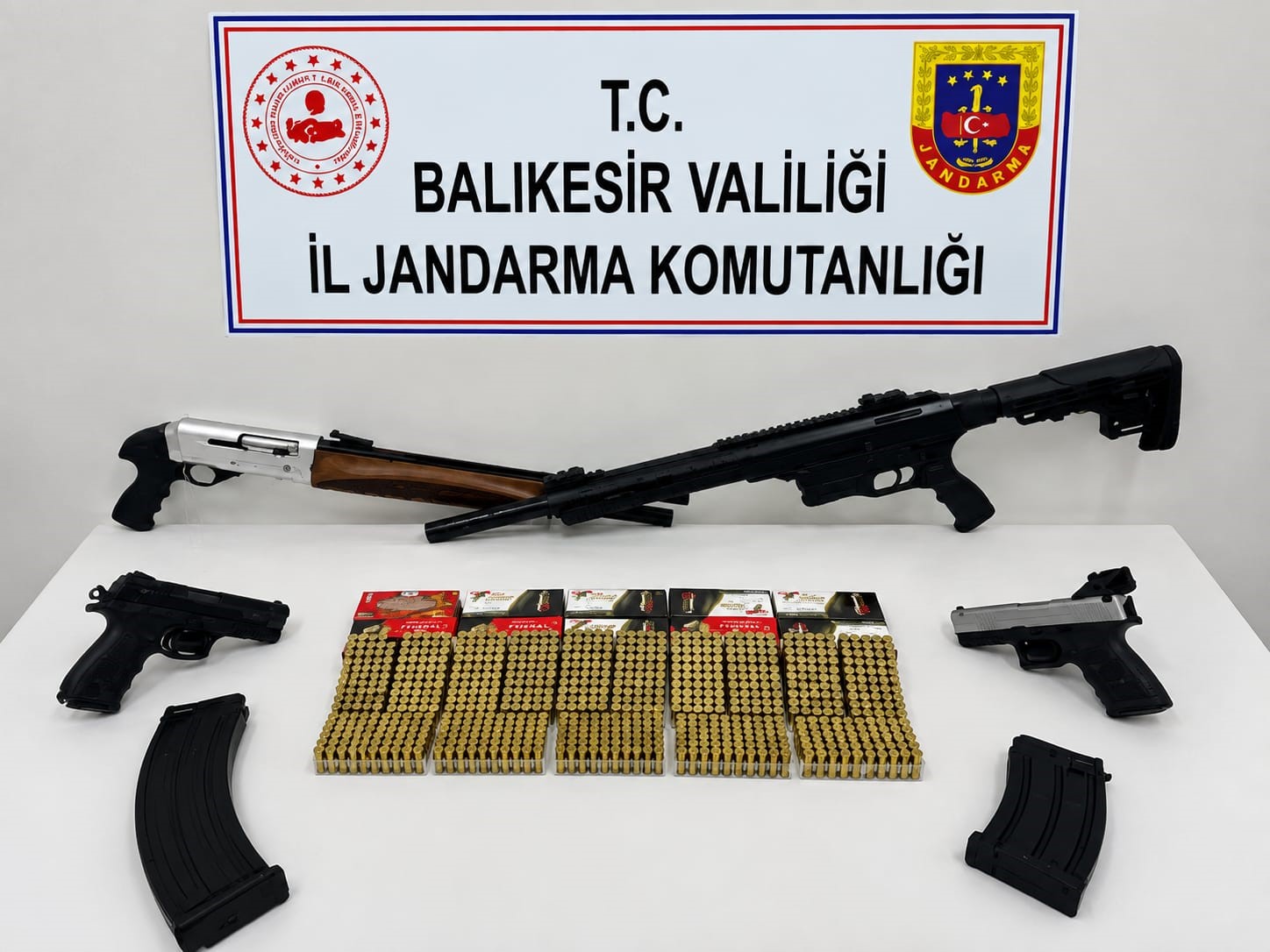Bandırma ve Ayvalık'ta silah kaçakçılığına darbe: 10 gözaltı