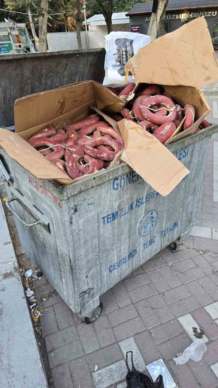 Gönen'de Fuar Sonrası Çöp Konteynerinde Sucuklar Ortaya Çıktı
