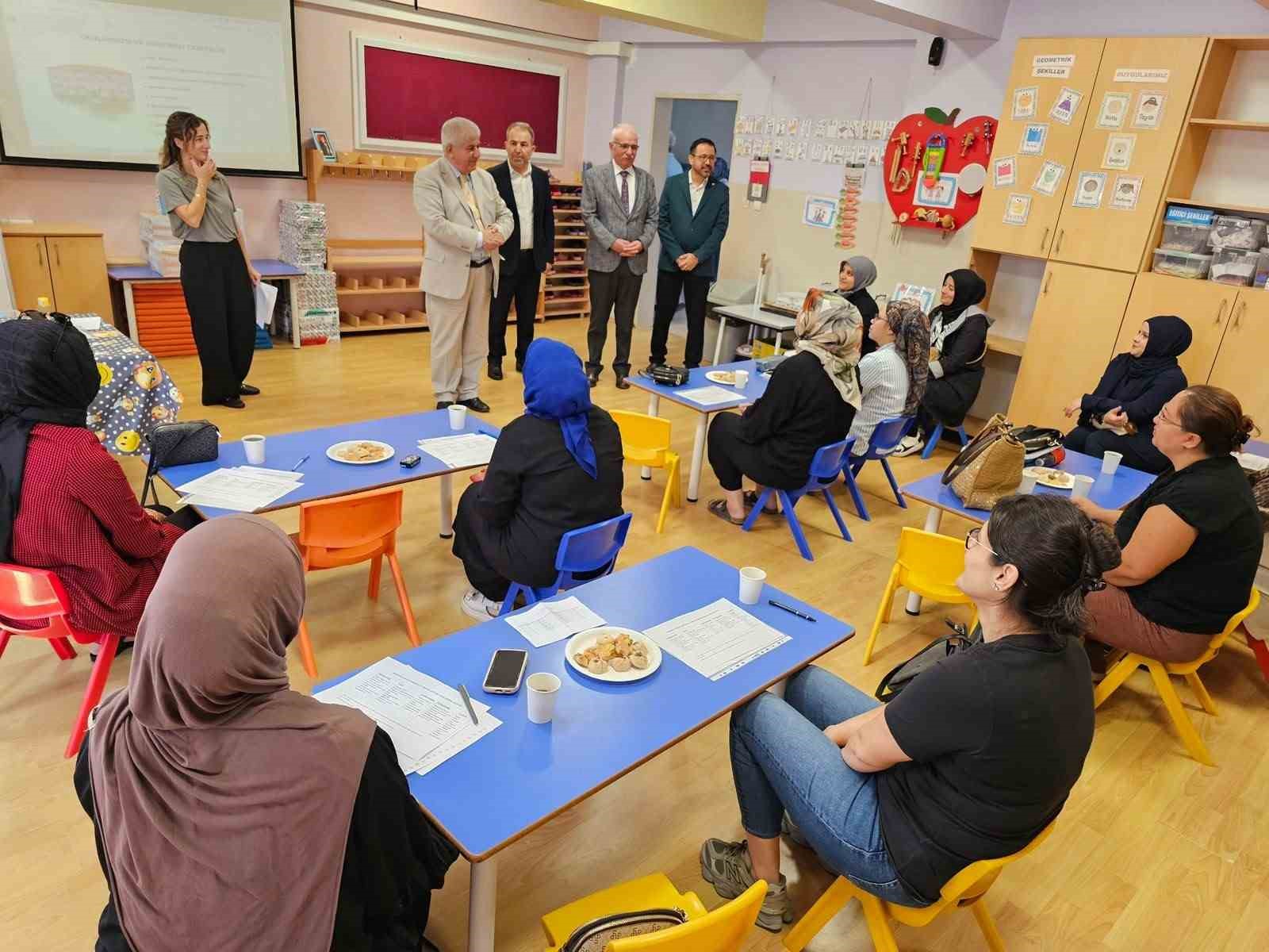 Balıkesir'de Minik Öğrenciler Okula Merhaba Dedi