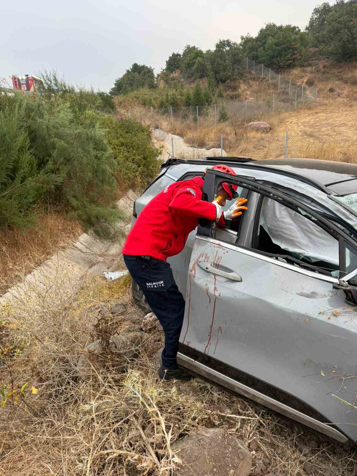 Balıkesir'de Takla Atan Araçta Üç Yaralı