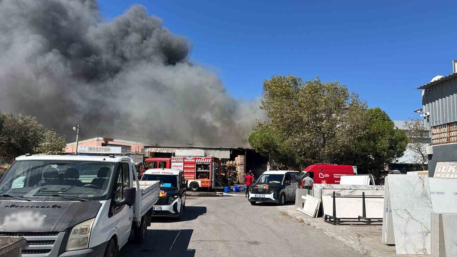 Edremit'te Fabrika Yangını: İtfaiye Ekipleri Seferber Oldu