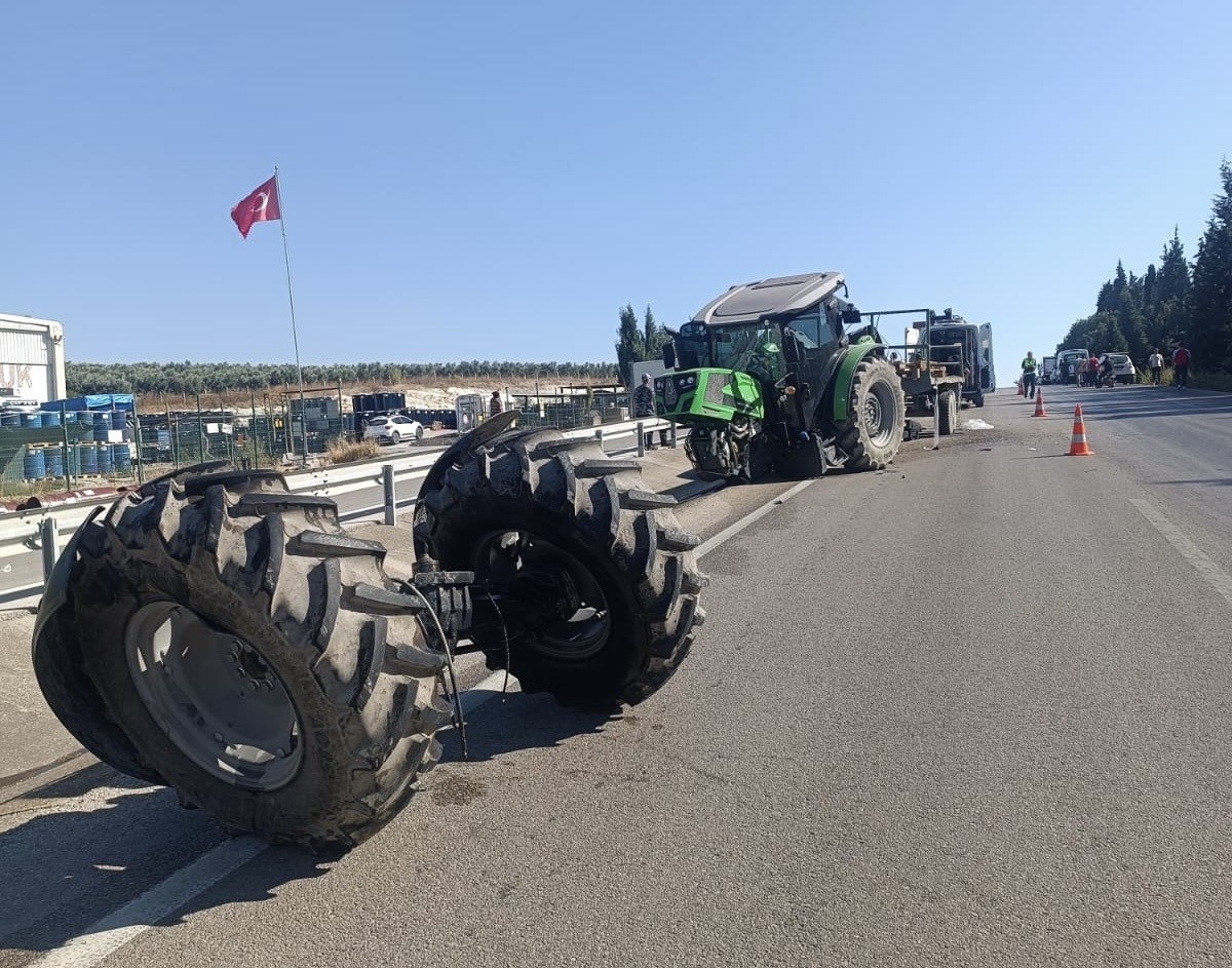 Bandırma'da Kamyon Traktöre Çarptı, Sürücü Kurtarıldı