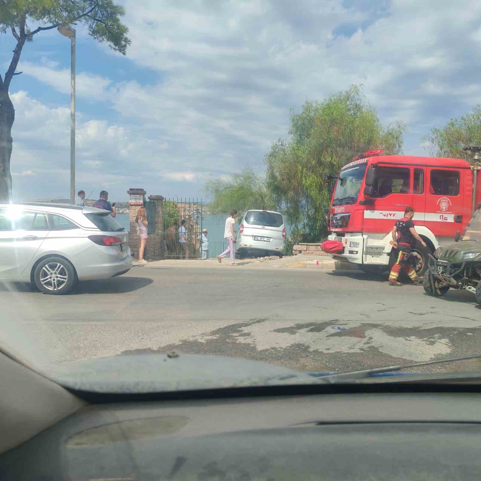 Ayvalık'ta Kontrolden Çıkan Otomobil Bahçeye Girdi, Sürücü Yaralanmadı