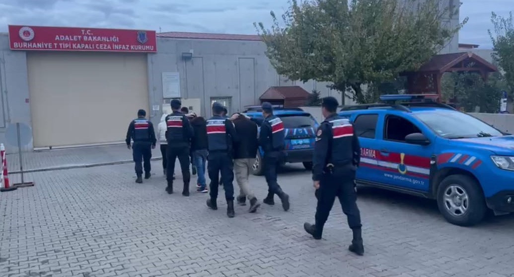 Balıkesir'de 34 Hükümlü Jandarma Operasyonu ile Yakalandı