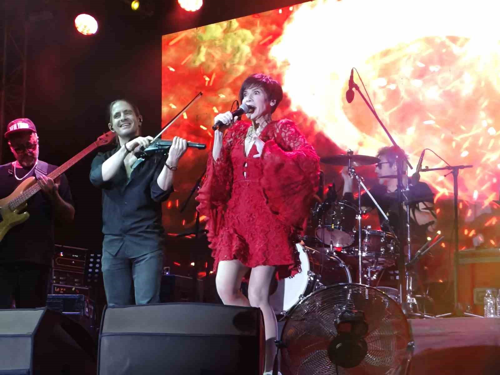 Ayvalık’ta Aydilge Rüzgârı: Unutulmaz Bir Konser Geceyi Salladı