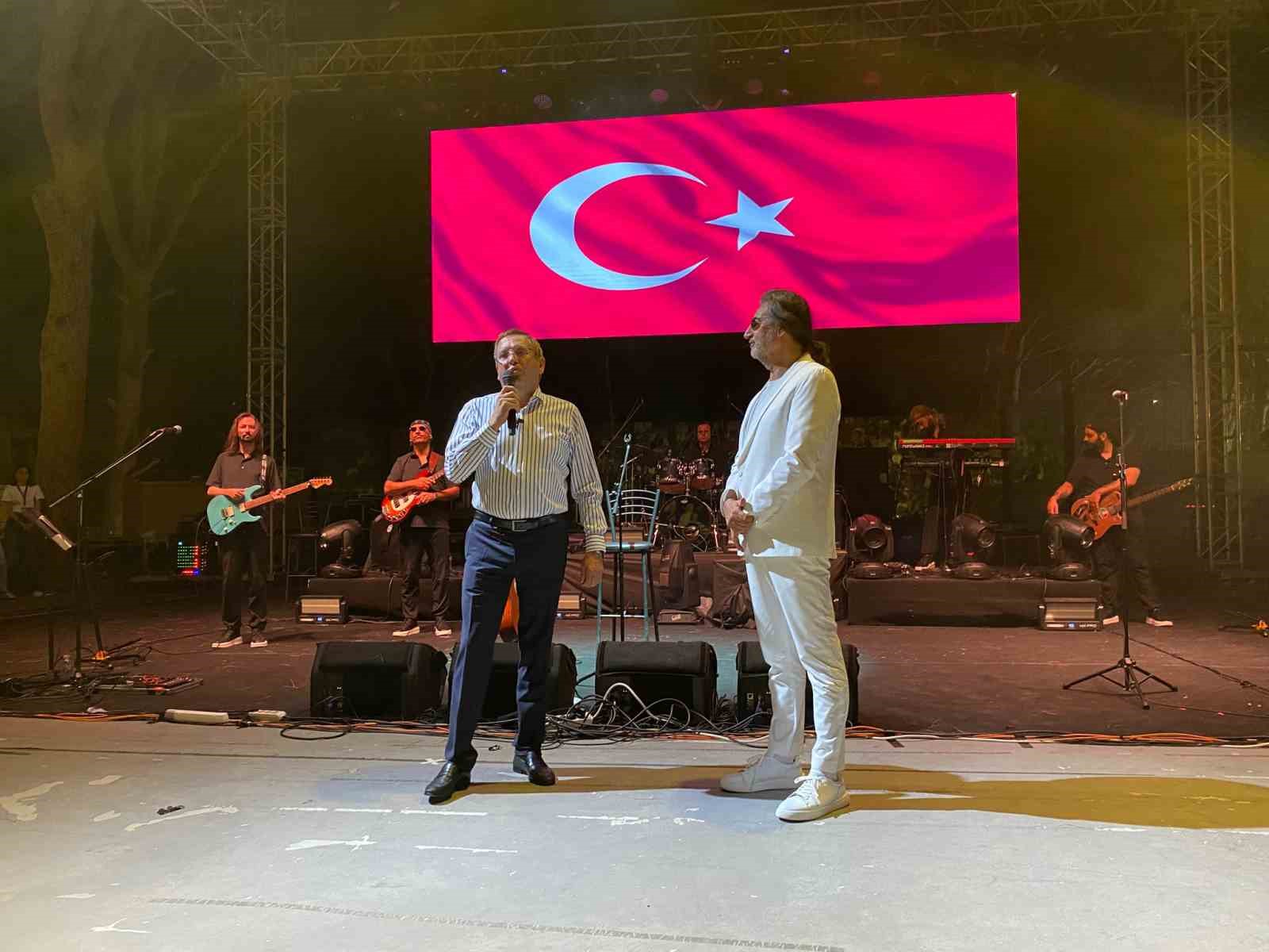 Çelik, Ayvalık’ta Kurtuluş Coşkusunu Zirveye Taşıdı