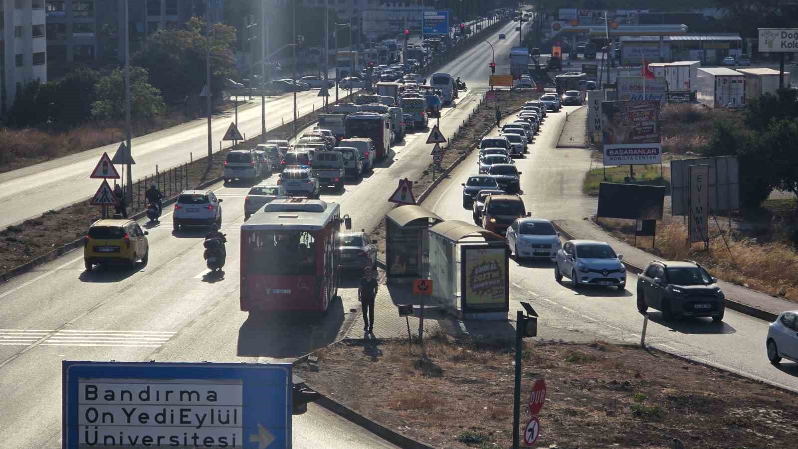 Bandırma'da Trafik Kaosu: Sürücüler Zor Anlar Yaşıyor