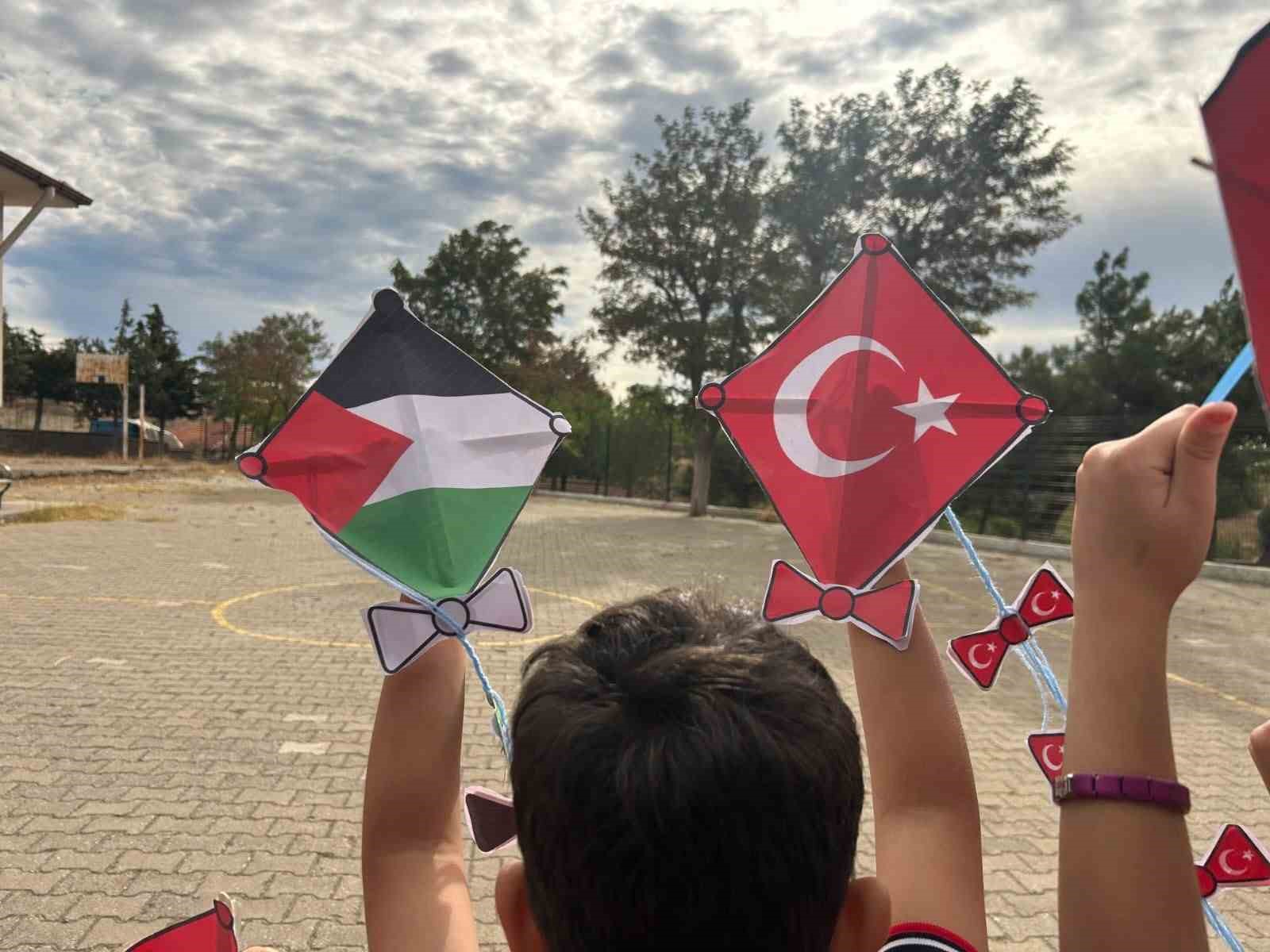 Balıkesir'den Gökyüzüne Barış ve Umut Dolu Uçurtmalar Yükseldi