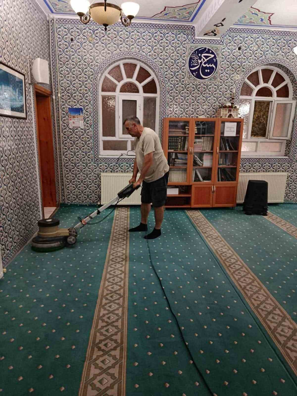 Marmara Adaları'nda Kışa Hazırlık: Camilerde Halı Temizliği Devam Ediyor