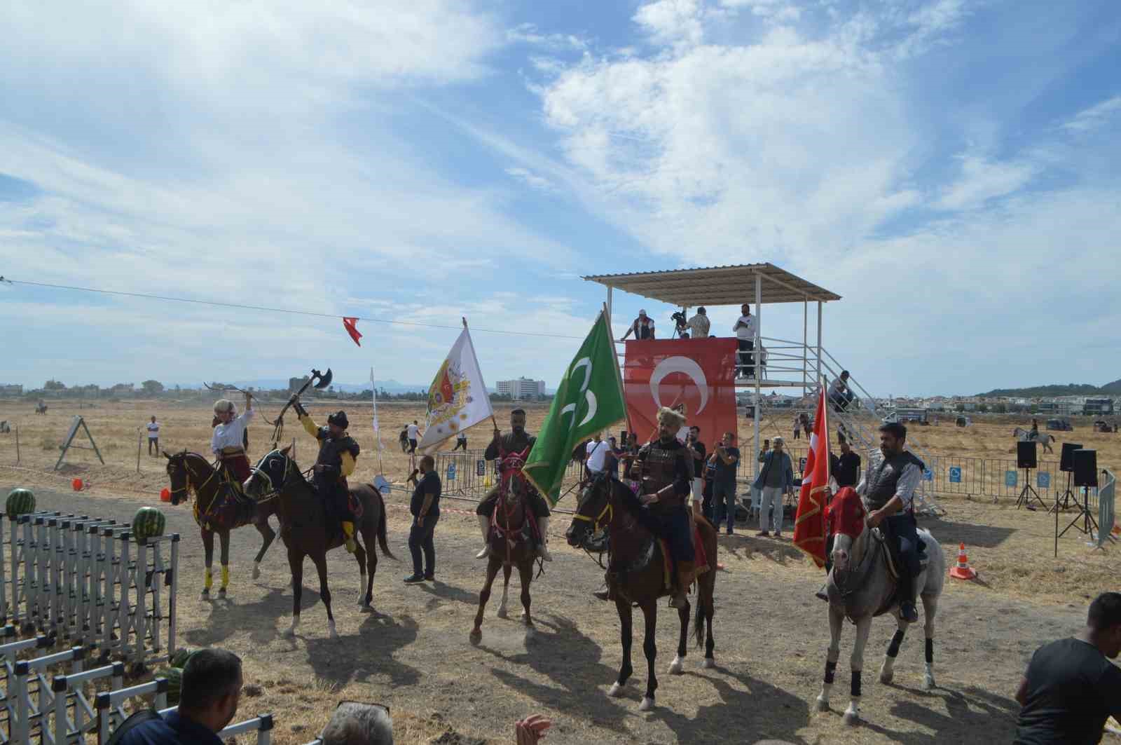 Ayvalık’ta Rahvan At Yarışları Coşkusu: 100 At Piste Çıktı