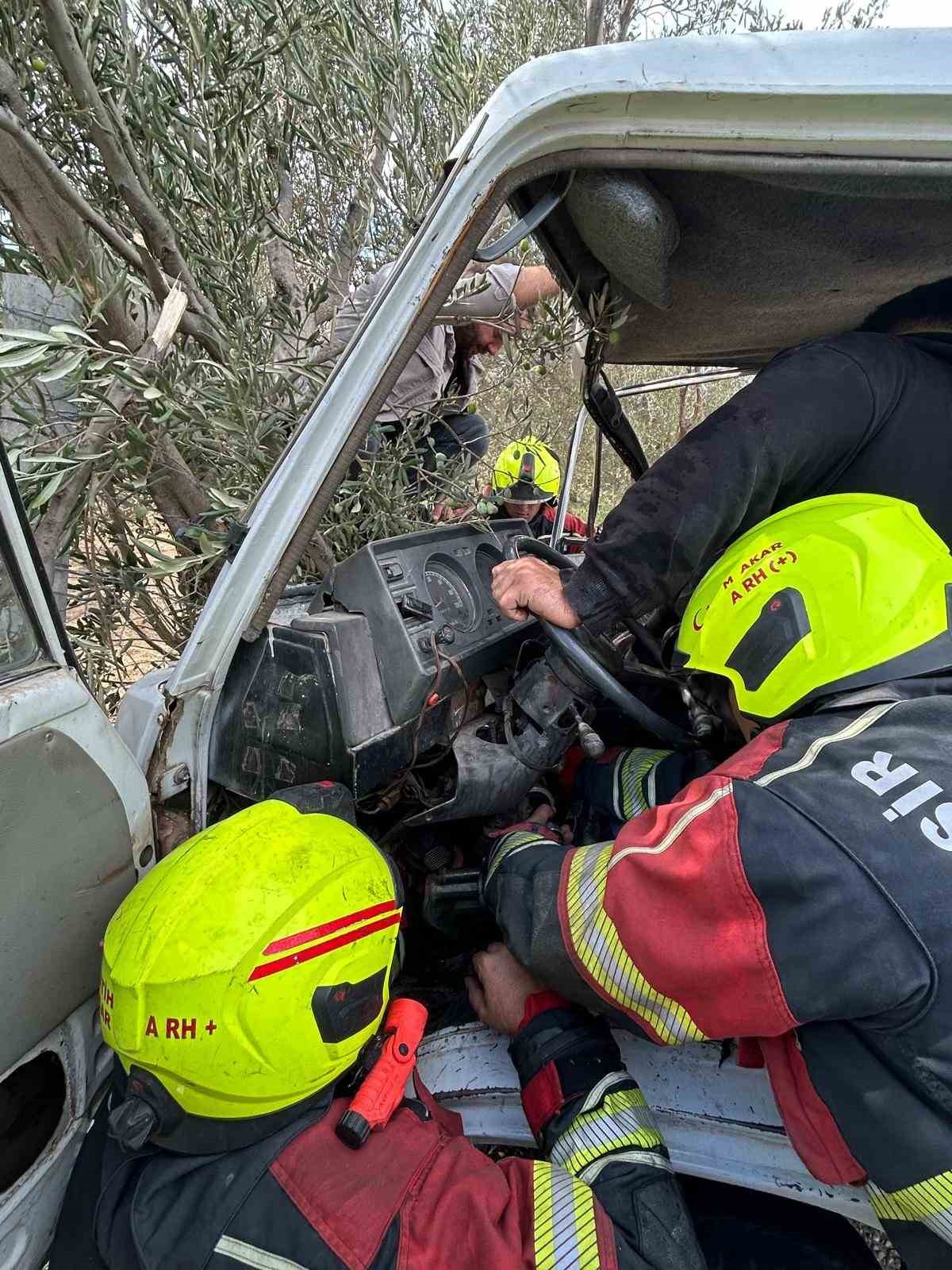 Burhaniye'de Zeytin Ağacına Çarpan Kamyonetteki Yolcu İtfaiye Tarafından Kurtarıldı