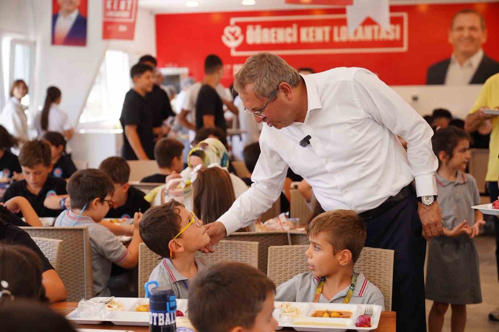 Ayvalık'ta Öğrencilerin Sofrası: Üç Çeşit Yemek ve Meyve 50 TL