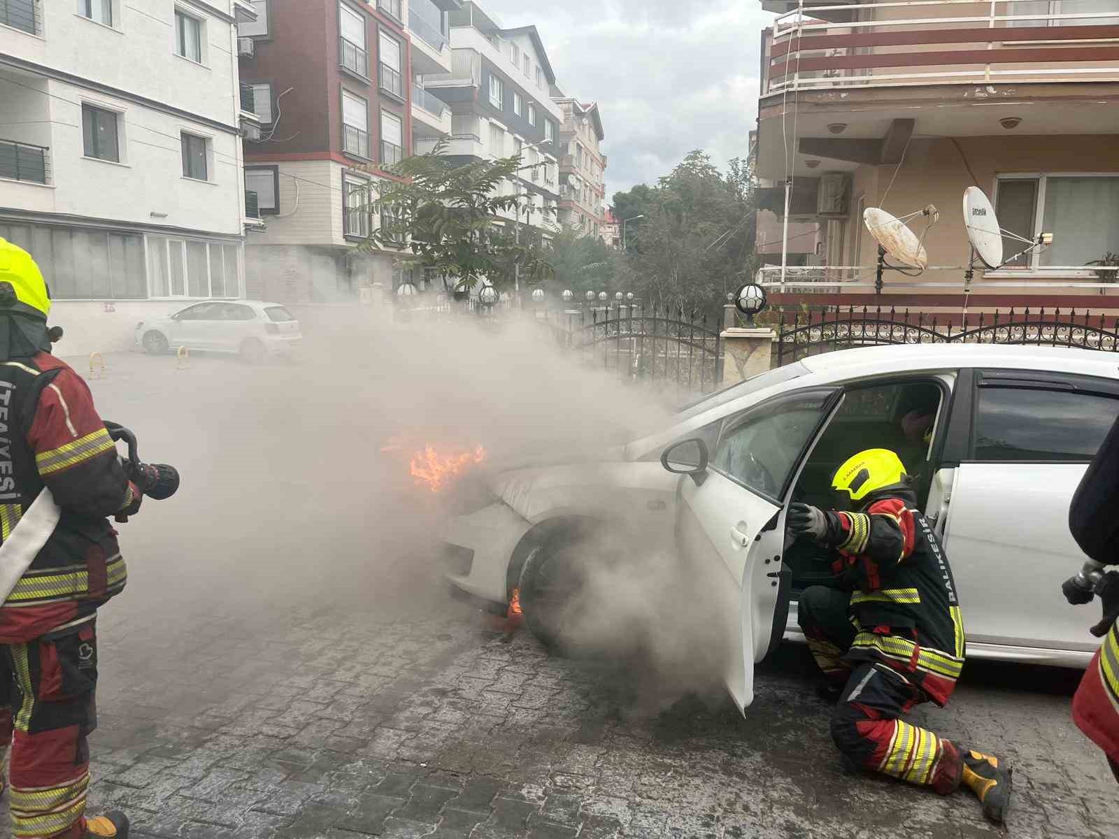 Burhaniye'de Alev Alev Yanan Araç, İtfaiyenin Müdahalesiyle Kurtarıldı