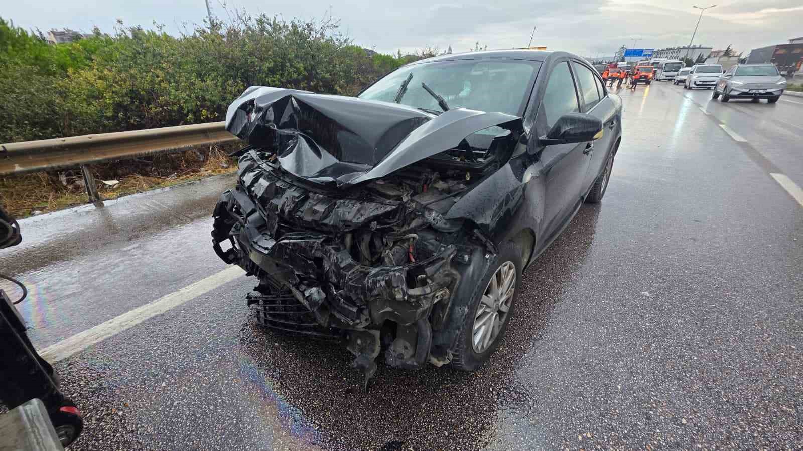Rüzgar Gülü Taşıyan Tıra Arkadan Çarpan Otomobil, 4 Kişiyi Yaraladı