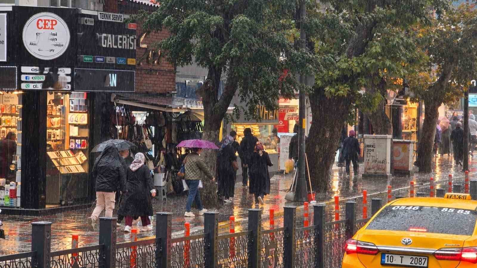 Bandırma'da Aniden Bastıran Sağanak, Hayatı Durma Noktasına Getirdi