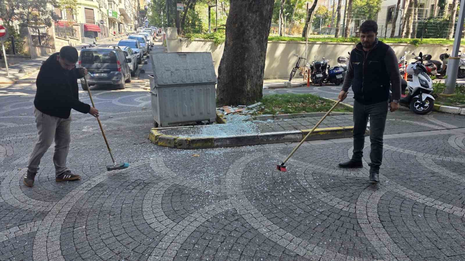 Bandırma’da Tadilat Atıkları Tehlike Saçtı: Camlar Yola Savruldu