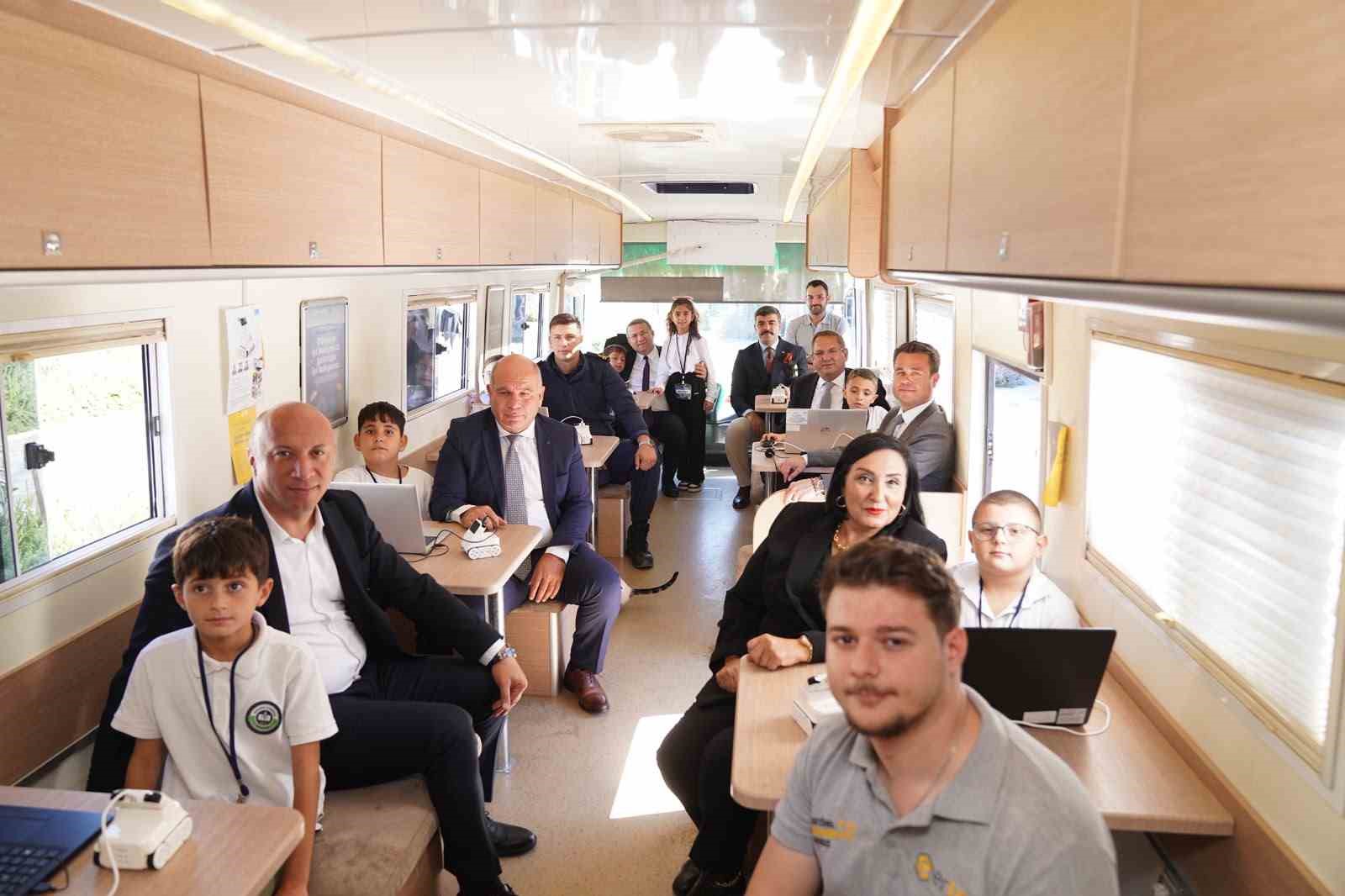 Ayvalık'ta Mavi Nefes Eğitim Otobüsü ile Deniz Bilinci Artıyor