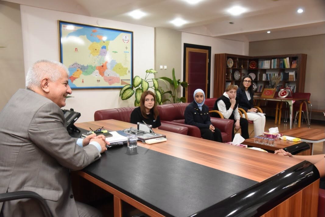 Filistinli Öğrencilerden Eğitim Müdürlüğüne Samimi Ziyaret