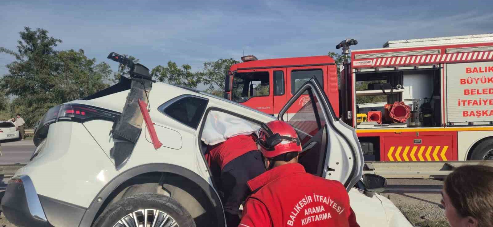Balıkesir'de Trafik Kazası: 2 Yaralı, 1 Kişi Sıkıştı