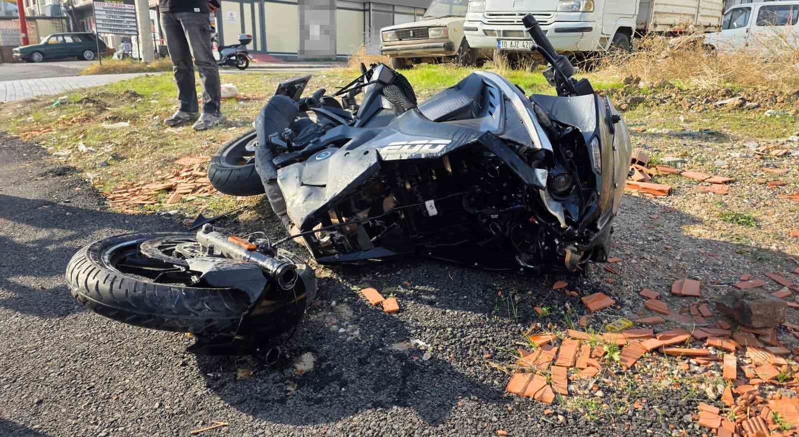 Motosiklet Sürücüsü Havaya Uçtu: Bandırma'da Kaza Anı Kamerada