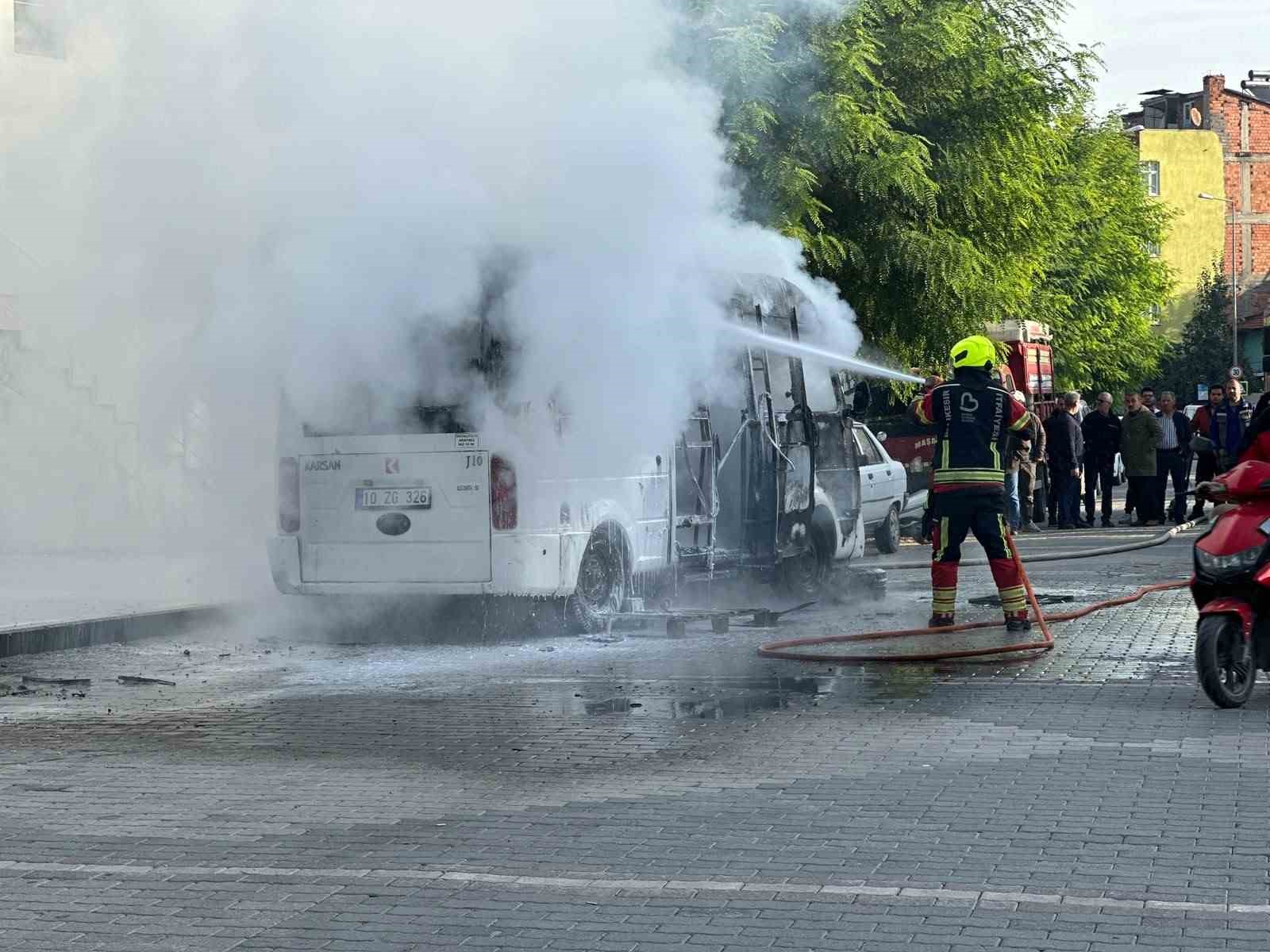 Dursunbey'de Ticari Minibüs Alev Alev Yandı