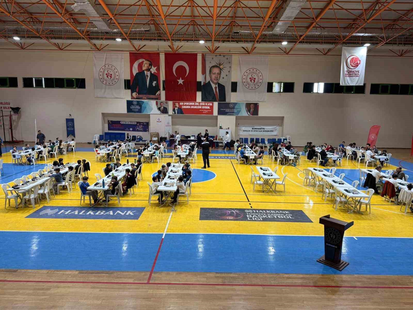 Burhaniye'de Satranç Turnuvası Heyecanı: Dereceye Girenler Ödüllendirildi
