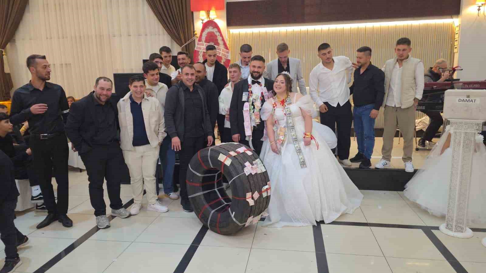 Düğünde Tır Lastiği ile Dikkat Çeken Takı Töreni