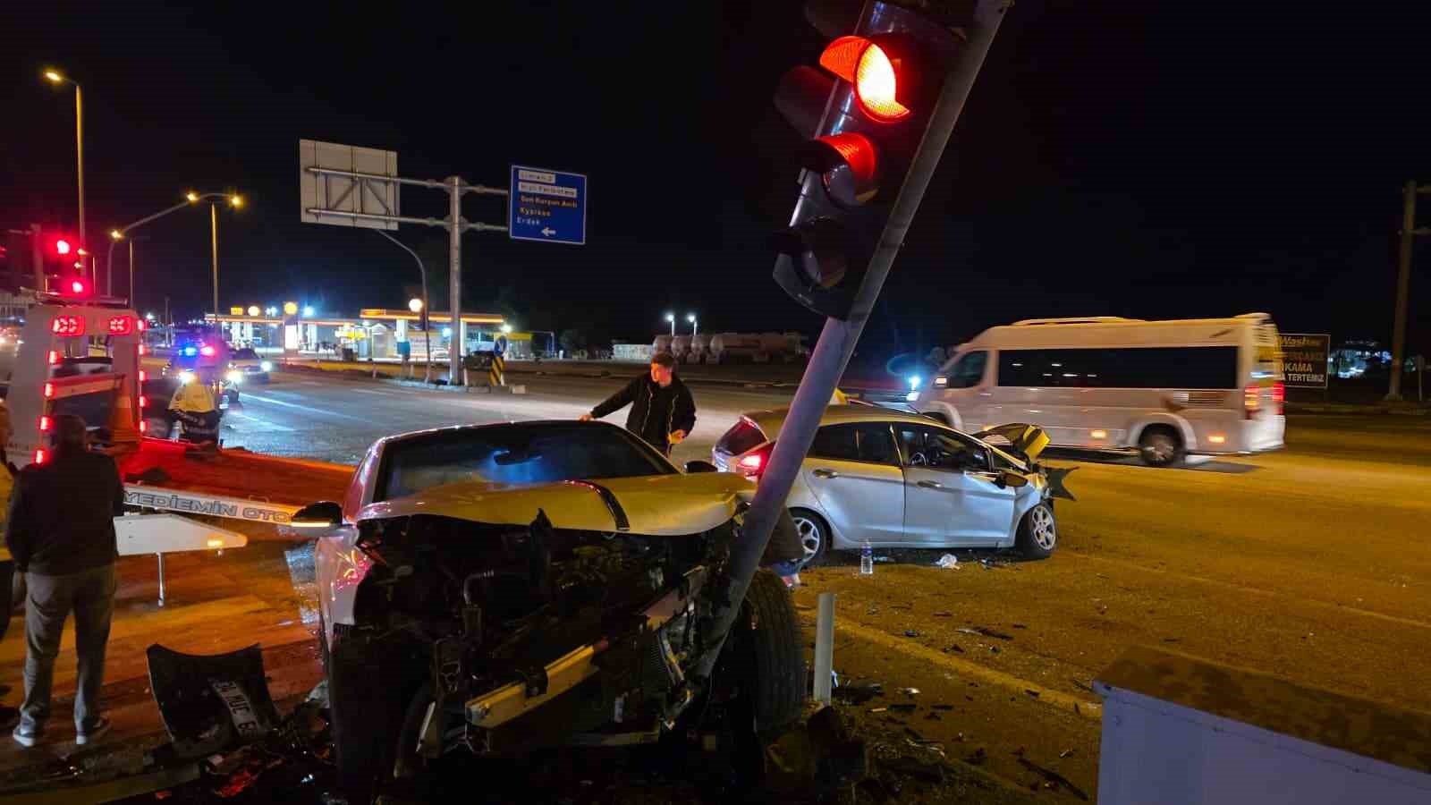 Bandırma Hastane Kavşağı'nda Çarpışma: Üç Yaralı