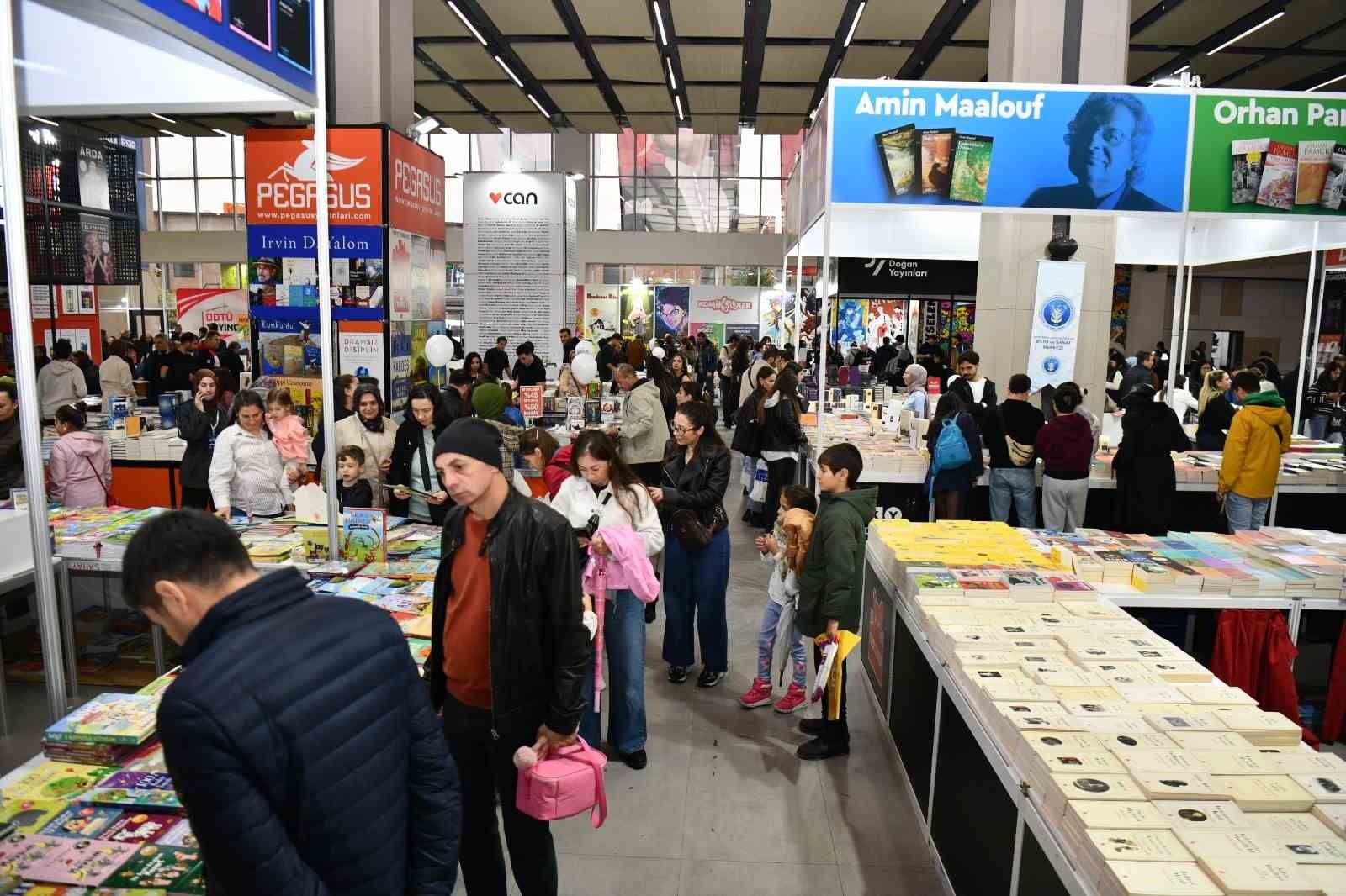 Balıkesir Kitap Fuarı'na Yoğun İlgi: 40 Bin Ziyaretçi
