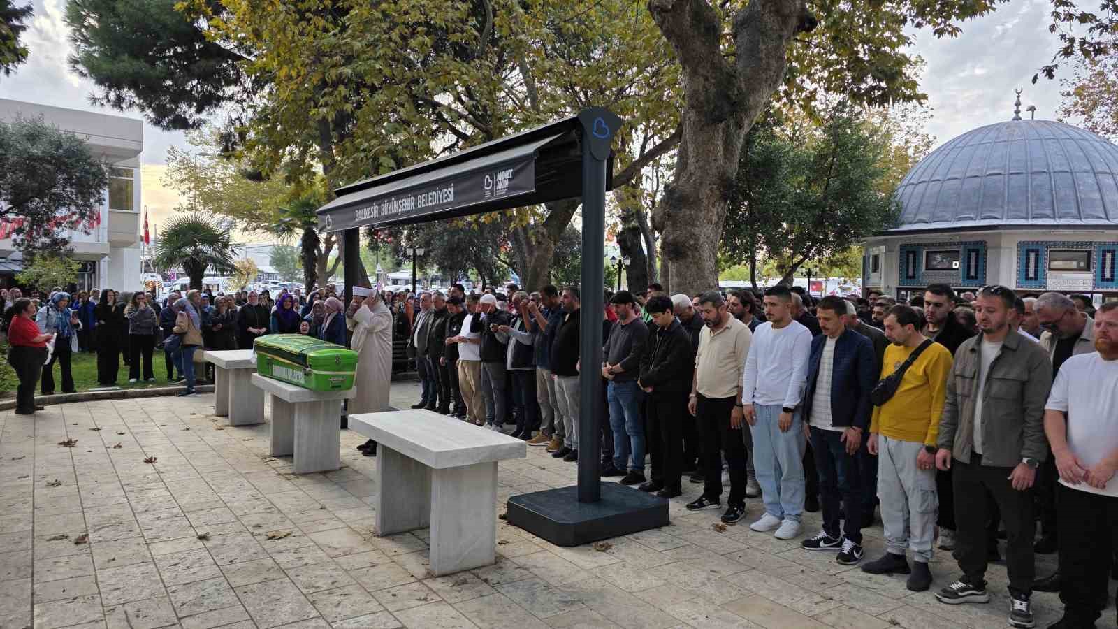 Bandırma’da Hayatını Kaybeden Motokurye Emre Ö., Son Yolculuğuna Uğurlandı