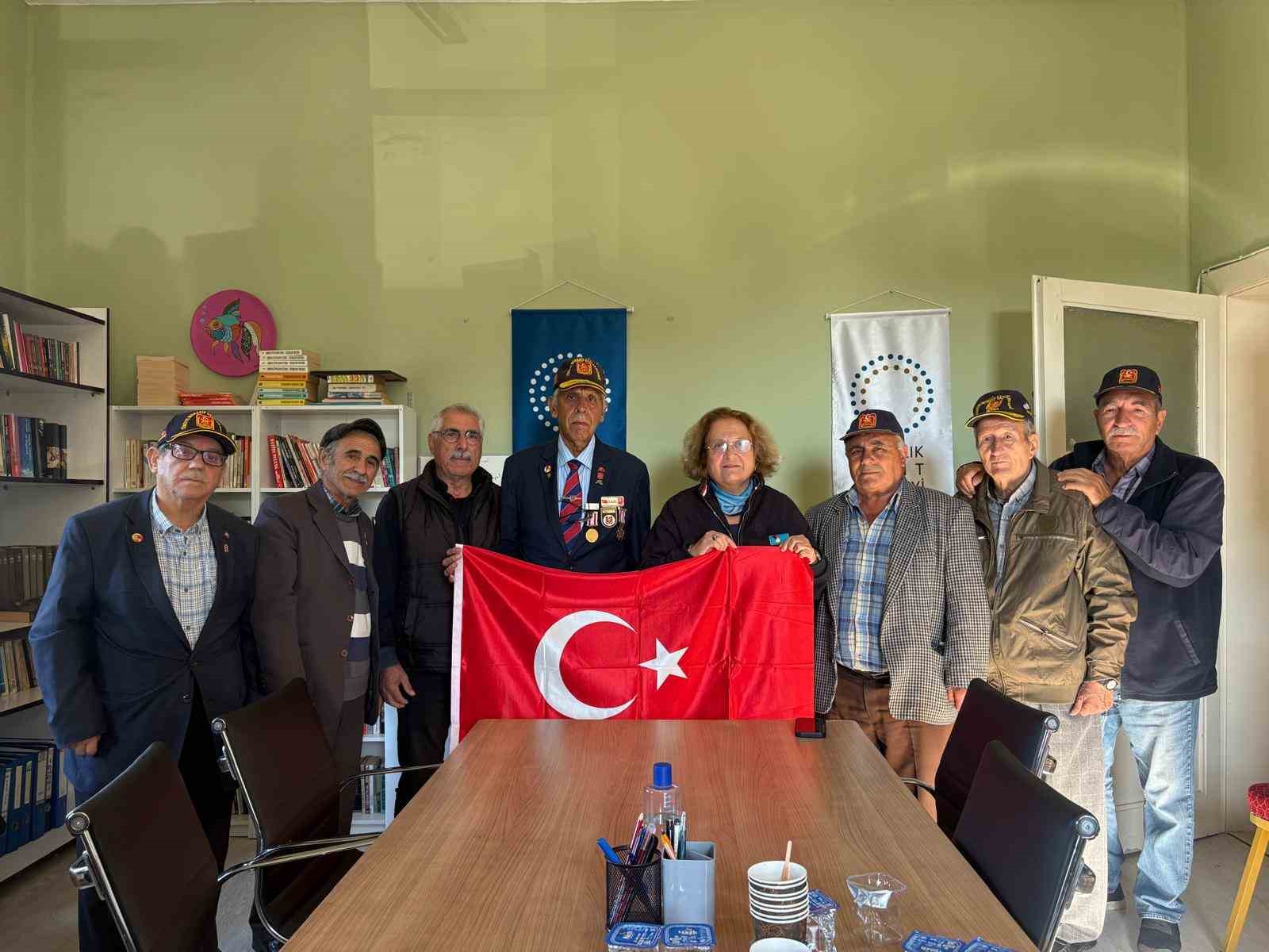 Gazilerden Füsun Atay'a Anlamlı Hediye